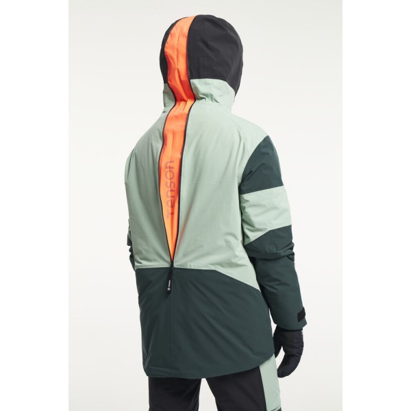 Smučarska jakna TENSON Aero XX je ustvarjena za zahtevne smučarje, ki pričakujejo vrhunsko zaščito, udobje in zanesljivost v vseh razmerah – od ledenih, vetrovnih juter do sončnih popoldnevov na smučišču