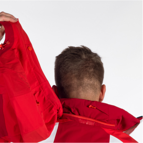 Moška smučarska jakna NORTHFINDER STEPHAN združuje 10K/10K vodoodporno zaščito, izolacijo PrimaLoft® Eco Black in RECCO® varnostni sistem. Popolna izbira za zahtevne smučarje, ki želijo toplino, udobje in varnost v vseh zimskih razmerah.