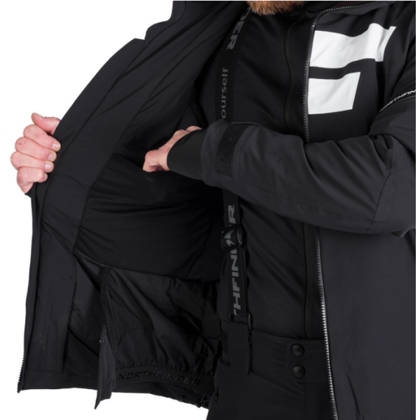 Moška smučarska jakna NORTHFINDER VALERIO ponuja 10K/10K vodoodporno zaščito, toplo izolacijo PrimaLoft® Eco Black in PFC-free obdelavo. Snežni pas, snemljiva 3D kapuca in vodoodporne YKK® zadrge za brezskrbne dni na snegu.