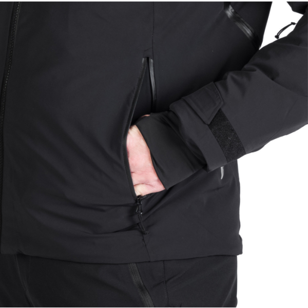 Moška smučarska jakna NORTHFINDER VALERIO ponuja 10K/10K vodoodporno zaščito, toplo izolacijo PrimaLoft® Eco Black in PFC-free obdelavo. Snežni pas, snemljiva 3D kapuca in vodoodporne YKK® zadrge za brezskrbne dni na snegu.