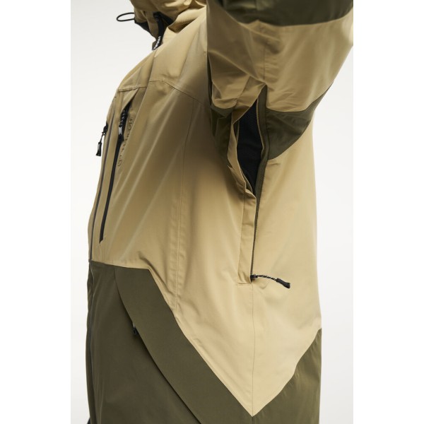 Smučarska jakna TENSON Aero XX je ustvarjena za zahtevne smučarje, ki pričakujejo vrhunsko zaščito, udobje in zanesljivost v vseh razmerah – od ledenih, vetrovnih juter do sončnih popoldnevov na smučišču