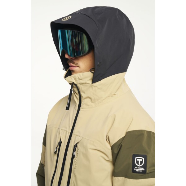 Smučarska jakna TENSON Aero XX je ustvarjena za zahtevne smučarje, ki pričakujejo vrhunsko zaščito, udobje in zanesljivost v vseh razmerah – od ledenih, vetrovnih juter do sončnih popoldnevov na smučišču