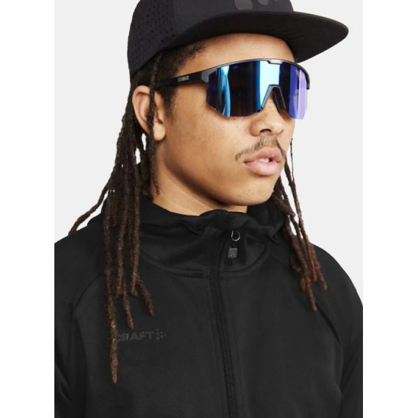 Moška športna jopica CRAFT UNIFY FZ BLACK je popolna kombinacija udobja, funkcionalnosti in športnega videza. Izdelana je iz mehkega in raztegljivega recikliranega poliestra, ki nudi odlično prileganje in svobodo gibanja