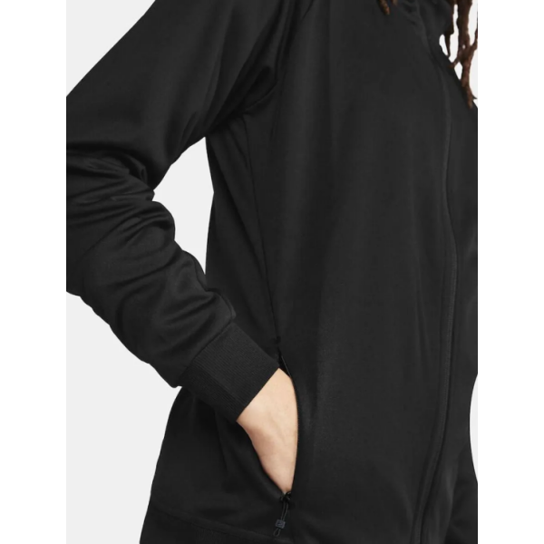 Moška športna jopica CRAFT UNIFY FZ BLACK je popolna kombinacija udobja, funkcionalnosti in športnega videza. Izdelana je iz mehkega in raztegljivega recikliranega poliestra, ki nudi odlično prileganje in svobodo gibanja