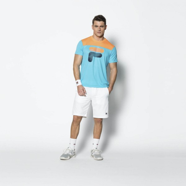 Moške kratke hlače FILA SANTANA so idealna izbira za vse vaše športne aktivnosti. Izdelane iz visokokakovostnega materiala, 100% poliestra, te hlače zagotavljajo udobje, zračnost in vzdržljivost med gibanjem.