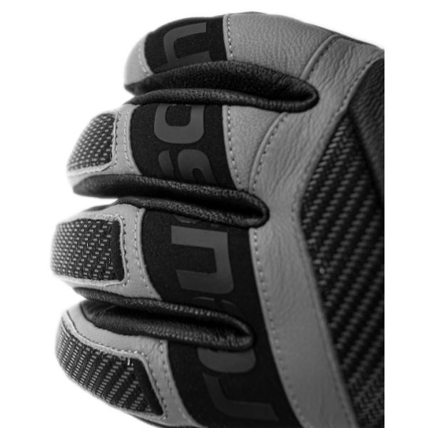 Reusch Henrik Kristoffersen Signature – ekskluzivne usnjene smučarske rokavice z R-LOFT™ izolacijo, karbonsko zaščito in popolnim oprijemom. Elegantna izbira za zahtevne smučarje. Na voljo pri AS Sport Outlet.