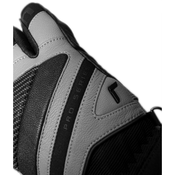 Reusch Henrik Kristoffersen Signature – ekskluzivne usnjene smučarske rokavice z R-LOFT™ izolacijo, karbonsko zaščito in popolnim oprijemom. Elegantna izbira za zahtevne smučarje. Na voljo pri AS Sport Outlet.