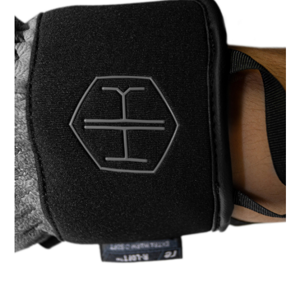 Reusch Henrik Kristoffersen Signature – ekskluzivne usnjene smučarske rokavice z R-LOFT™ izolacijo, karbonsko zaščito in popolnim oprijemom. Elegantna izbira za zahtevne smučarje. Na voljo pri AS Sport Outlet.