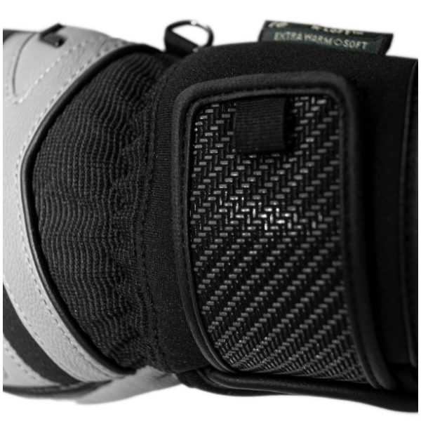 Reusch Henrik Kristoffersen Signature – ekskluzivne usnjene smučarske rokavice z R-LOFT™ izolacijo, karbonsko zaščito in popolnim oprijemom. Elegantna izbira za zahtevne smučarje. Na voljo pri AS Sport Outlet.