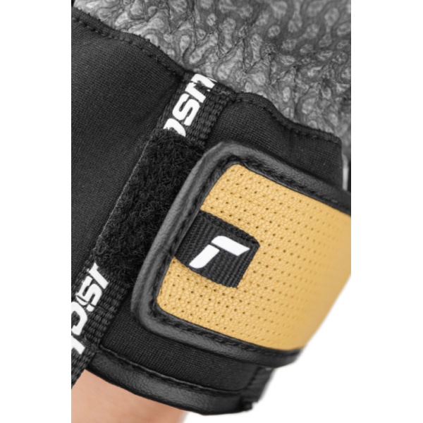 Odkrij rokavice Reusch Henrik Kristoffersen – popolno združitev toplote, oprijema in vrhunskega dizajna. Izdelane iz kozjega usnja z R-LOFT™ izolacijo za maksimalno udobje in zmogljivost na snegu. Na voljo v AS Sport Outlet!