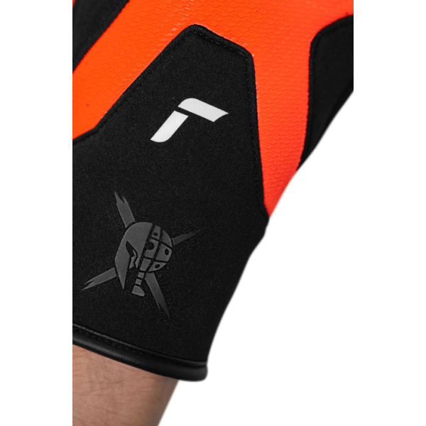 Reusch Worldcup Warrior Speedline – vrhunske moške tekmovalne rokavice z izjemnim oprijemom, toplotno izolacijo R-LOFT™ in drznim športnim dizajnom. Idealne za hitro in natančno smučanje. Na voljo v AS Sport Outlet!