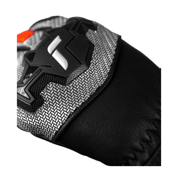 Moške smučarske rokavice REUSCH WORLDCUP WARRIOR TEAM zagotavljajo popolno zaščito, oprijem in toploto. Kozje usnje, TecFill™ izolacija in kompozitna zaščita členkov za profesionalne smučarje.