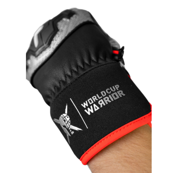 Moške smučarske rokavice REUSCH WORLDCUP WARRIOR TEAM zagotavljajo popolno zaščito, oprijem in toploto. Kozje usnje, TecFill™ izolacija in kompozitna zaščita členkov za profesionalne smučarje.