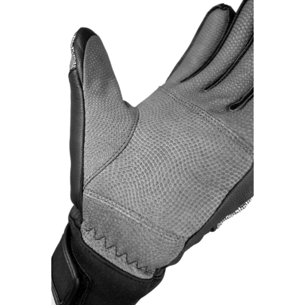 Moške smučarske rokavice REUSCH WORLDCUP WARRIOR TEAM zagotavljajo popolno zaščito, oprijem in toploto. Kozje usnje, TecFill™ izolacija in kompozitna zaščita členkov za profesionalne smučarje.