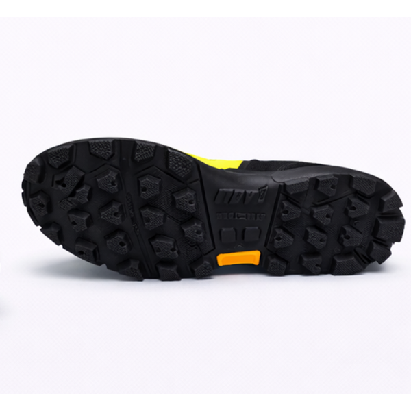 Moške trail superge INOV8 ROCLITE G 275 z Graphene G-Grip podplatom in POWERFLOW blaženjem. Lahke, stabilne in idealne za tek po blatu, skalah in utrjenih poteh.