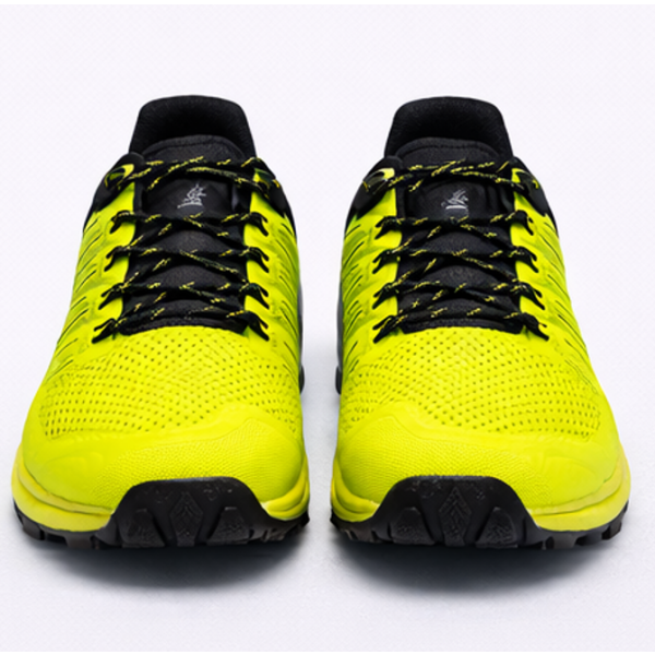 Moške trail superge INOV8 ROCLITE G 275 z Graphene G-Grip podplatom in POWERFLOW blaženjem. Lahke, stabilne in idealne za tek po blatu, skalah in utrjenih poteh.