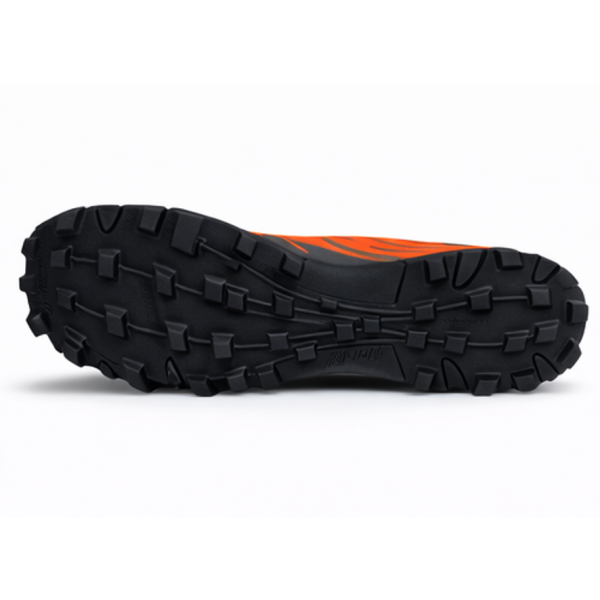 Moške trail superge INOV8 X-TALON G 235 z grafenskim podplatom za maksimalen oprijem v blatu in na mokrih skalah. Le 235 g, 8 mm čepki in Meta-Plate zaščita za hiter in varen tek.