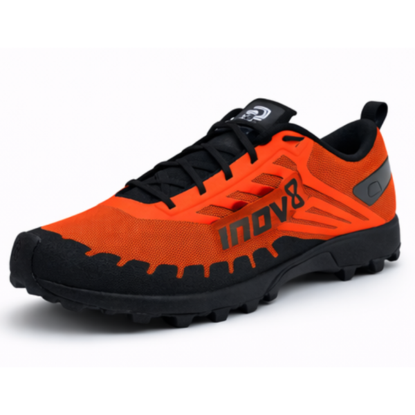 Moške trail superge INOV8 X-TALON G 235 z grafenskim podplatom za maksimalen oprijem v blatu in na mokrih skalah. Le 235 g, 8 mm čepki in Meta-Plate zaščita za hiter in varen tek.