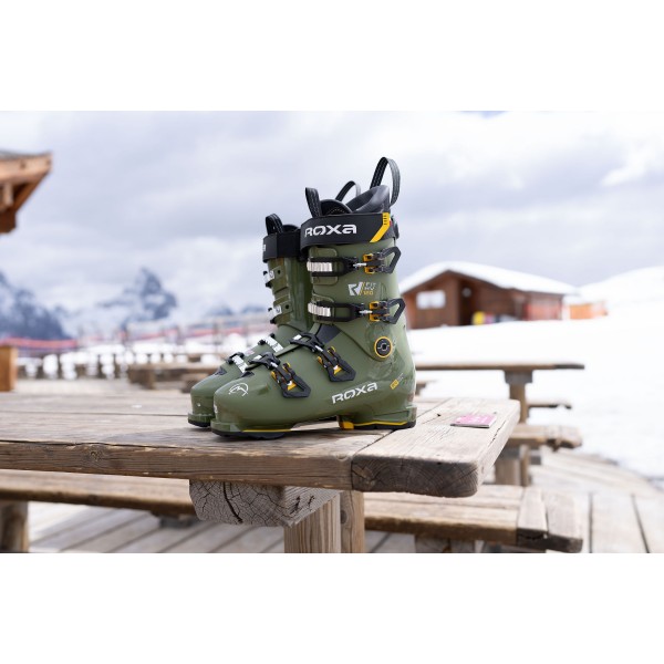 Odkrij moške smučarske čevlje ROXA R/FIT HV 120 – visoka zmogljivost, popolno prileganje in udobje za širše stopalo. Flex 120, BioFit kopito in 4D toplotno oblikovljiv notranji čevelj.