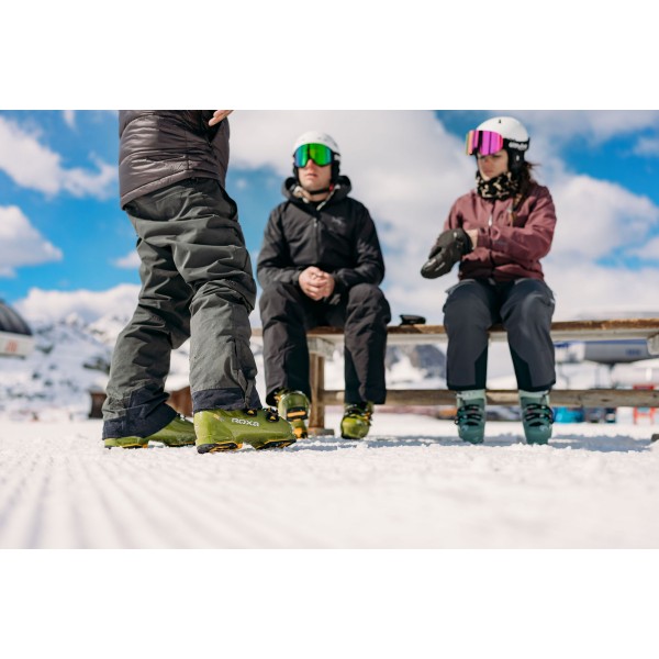 Odkrij moške smučarske čevlje ROXA R/FIT HV 120 – visoka zmogljivost, popolno prileganje in udobje za širše stopalo. Flex 120, BioFit kopito in 4D toplotno oblikovljiv notranji čevelj.