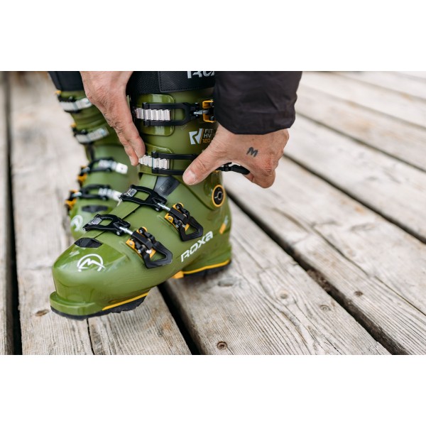 Odkrij moške smučarske čevlje ROXA R/FIT HV 120 – visoka zmogljivost, popolno prileganje in udobje za širše stopalo. Flex 120, BioFit kopito in 4D toplotno oblikovljiv notranji čevelj.