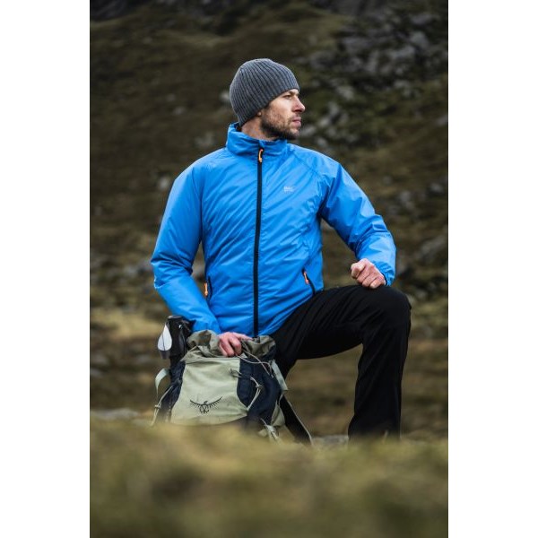 MAC IN A SAC Origin 2 Adult Jacket je lahka, zložljiva nepremočljiva jakna, zasnovana za pohodništvo, potovanja in vsakodnevne aktivnosti v spremenljivem vremenu. Ponuja vodoodpornost 10.000 mm, zračnost 8.000 g/m², popolnoma lepljene šive, nastavljivo kapuco ter zaščito pred vetrom. Zaradi kompaktne zasnove jo lahko hitro zložite v priloženo vrečko in jo imate vedno pri roki. 
