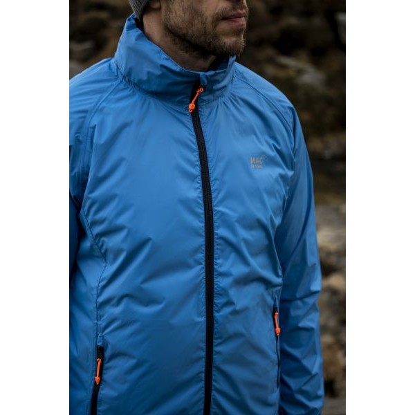 MAC IN A SAC Origin 2 Adult Jacket je lahka, zložljiva nepremočljiva jakna, zasnovana za pohodništvo, potovanja in vsakodnevne aktivnosti v spremenljivem vremenu. Ponuja vodoodpornost 10.000 mm, zračnost 8.000 g/m², popolnoma lepljene šive, nastavljivo kapuco ter zaščito pred vetrom. Zaradi kompaktne zasnove jo lahko hitro zložite v priloženo vrečko in jo imate vedno pri roki. 
