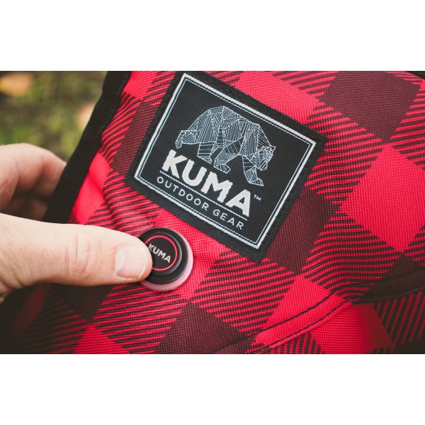 Oblazinjen zložljiv ogrevalni stol KUMA Lazy Bear HEATED v rdeči in črni barvi nudi izjemno udobje, ogrevanje pa se nadzira preko aplikacije na telefonu. Idealna izbira za zunanjo uporabo v hladnih mesecih s nosilnostjo do 159 kg.