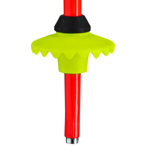 Otroške smučarske palice LEKI Racing z lahkim aluminijem TS 4.5 in PA Safety gripom zagotavljajo varen oprijem, nadzor in zabavo za male smučarske navdušence.