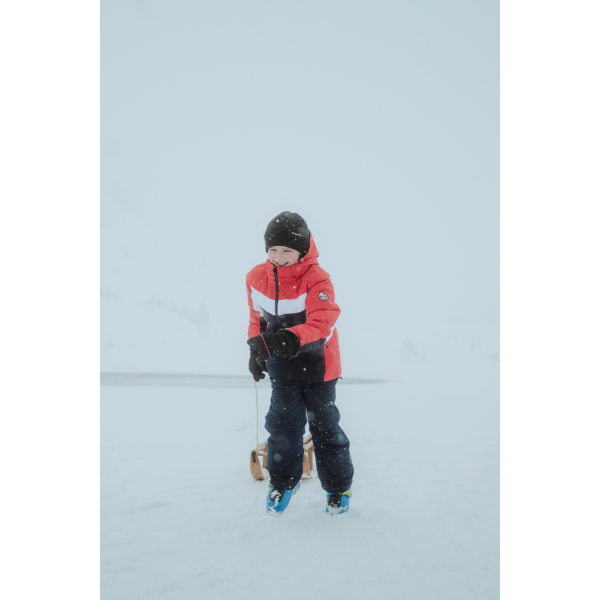 Odkrijte otroško smučarsko jakno AULP Chaka Flame Red – izredno lahko, zračno in vodoodporno (10K/10K). Z lycra rokavi, odprtinami za palce in snemljivo kapuco nudi popolno zaščito in svobodo gibanja na snegu. Idealna izbira za aktivne malčke!