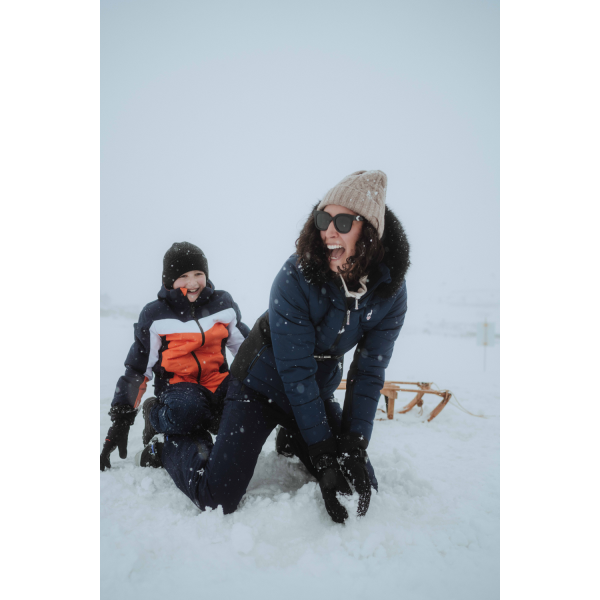 Odkrijte otroško smučarsko jakno AULP Chaka SUN RAY – izredno lahko, zračno in vodoodporno (10K/10K). Z lycra rokavi, odprtinami za palce in snemljivo kapuco nudi popolno zaščito in svobodo gibanja na snegu. Idealna izbira za aktivne malčke!