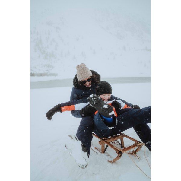 Odkrijte otroško smučarsko jakno AULP Chaka SUN RAY – izredno lahko, zračno in vodoodporno (10K/10K). Z lycra rokavi, odprtinami za palce in snemljivo kapuco nudi popolno zaščito in svobodo gibanja na snegu. Idealna izbira za aktivne malčke!