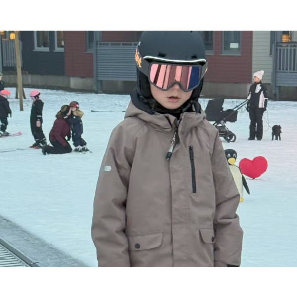 Otroško smučarska čelado TRIPOINT 204 Constance Free Ride –vrhunsko čelado, zasnovano posebej za mlade smučarje in zagotavlja izjemno varnost in udobje med njihovimi zimskimi dogodivščinami.