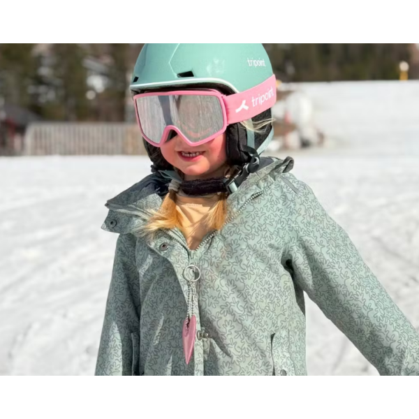 Otroško smučarska čelado TRIPOINT 204 Constance Free Ride –vrhunsko čelado, zasnovano posebej za mlade smučarje in zagotavlja izjemno varnost in udobje med njihovimi zimskimi dogodivščinami.