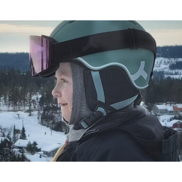 Otroško smučarska čelado TRIPOINT 204 Constance Free Ride –vrhunsko čelado, zasnovano posebej za mlade smučarje in zagotavlja izjemno varnost in udobje med njihovimi zimskimi dogodivščinami.