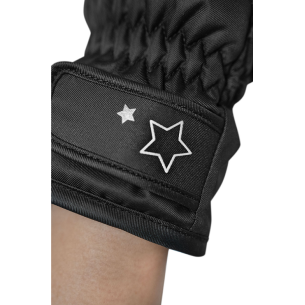 Naj bodo male roke tople in suhe! Otroške smučarske rokavice Reusch Alice R-TEX® XT BK nudijo vrhunsko zaščito pred snegom, vetrom in mrazom. Vodoodporne, tople in udobne – popolne za mlade smučarke. Odkrij kolekcijo Reusch pri AS Sport Outlet!