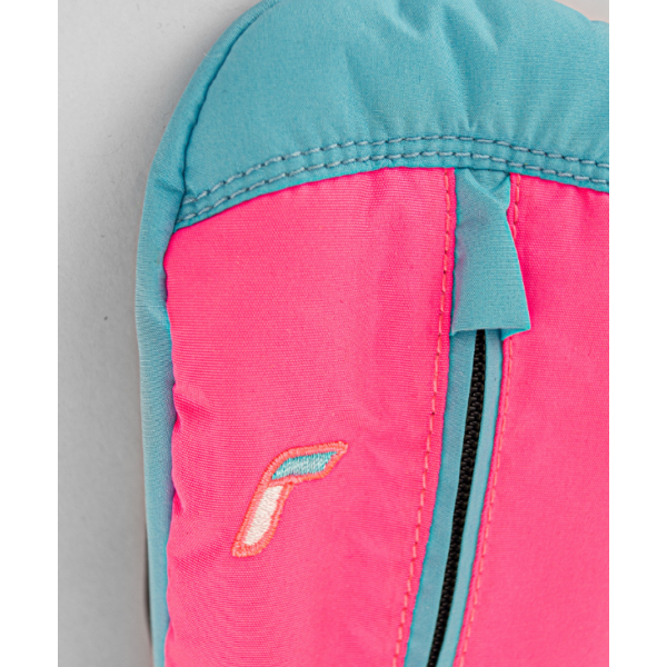 Otroške rokavice Reusch Ben Mitten – tople, mehke in izjemno udobne rokavice z dolgo zadrgo za enostavno oblačenje. Vodoodbojne in tople zahvaljujoč R-LOFT™ izolaciji. Na voljo v AS Sport Outlet!