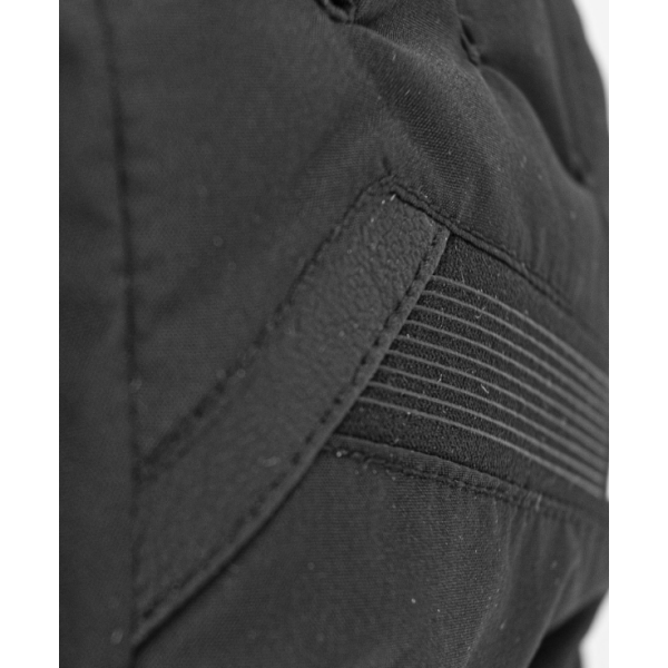 Otroške smučarske rokavice REUSCH Flash z GORE-TEX membrano zagotavljajo toploto, nepremočljivost in odličen oprijem. Idealne za aktivne mlade smučarje – AS Sport Outlet.