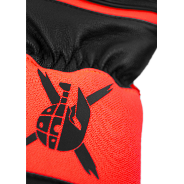 Pripravljene za male zmagovalce! Otroške smučarske rokavice REUSCH Worldcup Warrior GS iz pravega kozjega usnja nudijo vrhunsko toploto, zaščito členkov in popoln oprijem. Idealne za mlade smučarske talente, ki želijo smučati kot pravi prvaki.