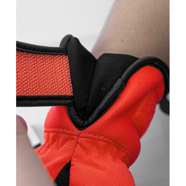 Odkrijte otroške smučarske rokavice Reusch Worldcup Warrior R-TEX® – vodoodporne, tople in izjemno trpežne rokavice za mlade smučarje. Kupite zdaj v AS Sport Outlet in poskrbite za brezskrbno zimsko zabavo!