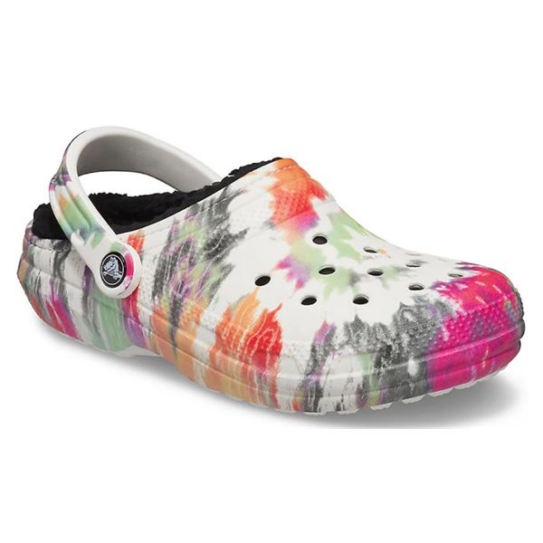 Barvit tie-dye vzorec daje coklom igriv in izrazit videz, ki takoj pritegne pozornost in poudari sproščen stil. Mehka notranja podloga je vidno udobna in namenjena toplini, kar model naredi idealen za hladnejše dni. Klasična Crocs silhueta z odprtinami ohranja prepoznavnost, medtem ko kombinacija barv poskrbi za moderen, mladosten in nekoliko retro navdihnjen značaj.