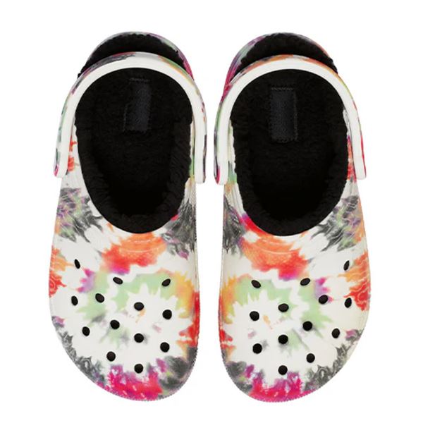 Barvit tie-dye vzorec daje coklom igriv in izrazit videz, ki takoj pritegne pozornost in poudari sproščen stil. Mehka notranja podloga je vidno udobna in namenjena toplini, kar model naredi idealen za hladnejše dni. Klasična Crocs silhueta z odprtinami ohranja prepoznavnost, medtem ko kombinacija barv poskrbi za moderen, mladosten in nekoliko retro navdihnjen značaj.