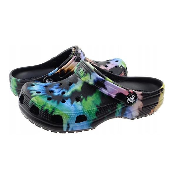 Živahen tie-dye grafični potisk ustvarja energičen in izrazit videz, ki takoj izstopa ter poudari sproščen, poletni značaj modela. Barvni prehodi dajejo vsakemu paru unikaten vizualni učinek, medtem ko klasična Crocs oblika ohranja prepoznavnost in praktičnost. Celoten dizajn deluje mladostno, igrivo in idealno za sproščene vsakodnevne kombinacije.