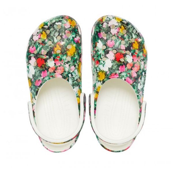 Lahki in udobni Crocs Classic Printed Floral Clog – otroški natikači s prepoznavnim Crocs Classic dizajnom in barvitim cvetličnim potiskom, ki dodajo svež, igriv in poletno vesel videz. Croslite™ material zagotavlja mehko blaženje, izjemno lahkotnost in celodnevno udobje pri vsakem koraku