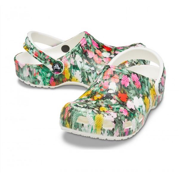 Lahki in udobni Crocs Classic Printed Floral Clog – otroški natikači s prepoznavnim Crocs Classic dizajnom in barvitim cvetličnim potiskom, ki dodajo svež, igriv in poletno vesel videz. Croslite™ material zagotavlja mehko blaženje, izjemno lahkotnost in celodnevno udobje pri vsakem koraku