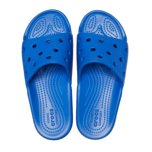 Lahki in udobni Crocs Classic Slide Kids – otroški natikači v praktičnem slide dizajnu za hitro obuvanje in brezskrbne poletne dni. Croslite™ material zagotavlja mehko blaženje, lahkotnost in udobje pri vsakem koraku, zato so idealni za plažo, bazen ali vsakodnevno igro