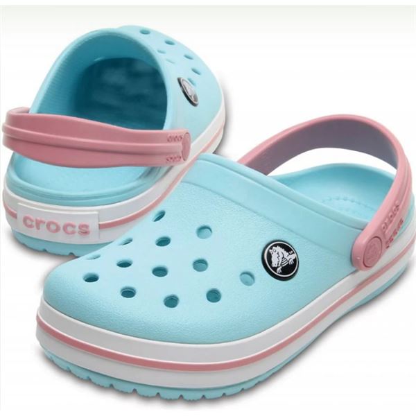 Crocs Crocband Kids Clog 207006 so športno oblikovani in udobni otroški natikači, ki združujejo lahkotnost, stabilnost in igriv dizajn. Izdelani iz Croslite™ materiala nudijo mehko blaženje, zračnost in enostavno čiščenje, zato so odlična izbira za igro, šolo ali poletne aktivnosti na prostem.
