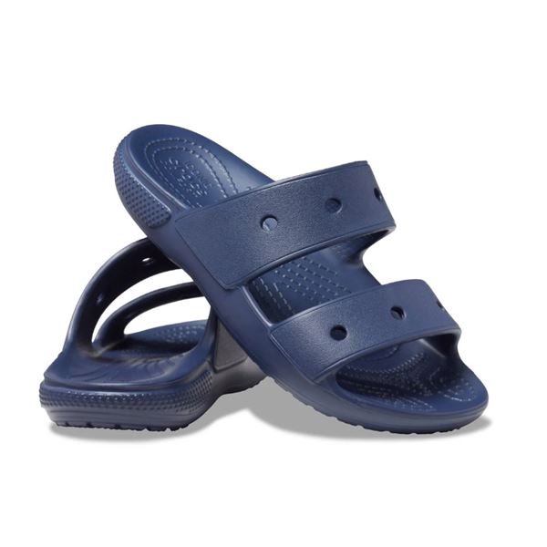 Otroški Crocs Classic Sandal 207536 so prikazani kot lahki in udobni sandali z značilnim preprostim Crocs dizajnom. Model ima dva nastavljiva paščka, ki omogočata stabilno in prilagodljivo prileganje otroškemu stopalu.