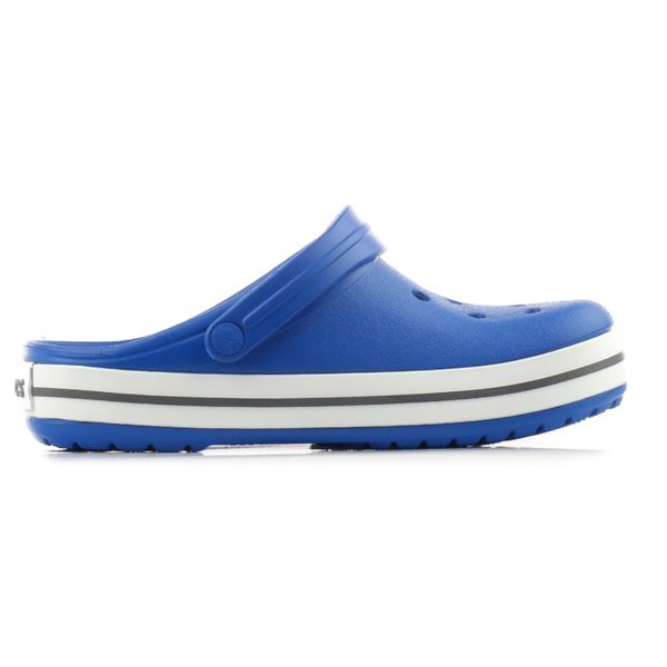 Otroški Crocs Crocband so lahki in udobni natikači športnega videza. Odlikuje jih prepoznaven trak na podplatu, mehka Croslite pena ter nastavljiv pašček na peti za boljše prileganje. Primerni so za vsakodnevno uporabo, igro in poletne aktivnosti, saj omogočajo dobro zračnost in enostavno čiščenje.