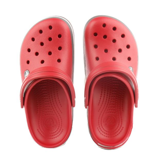 Otroški Crocs Crocband 207006 so prikazani kot lahki in udobni natikači športnega videza, prepoznavni po značilnem traku na podplatu in Croslite materialu. Model ima zračne odprtine za boljšo prezračenost, nastavljiv petni pašček za varno prileganje ter mehko, anatomsko oblikovano podlago, ki nudi udobje pri vsakodnevni uporabi.